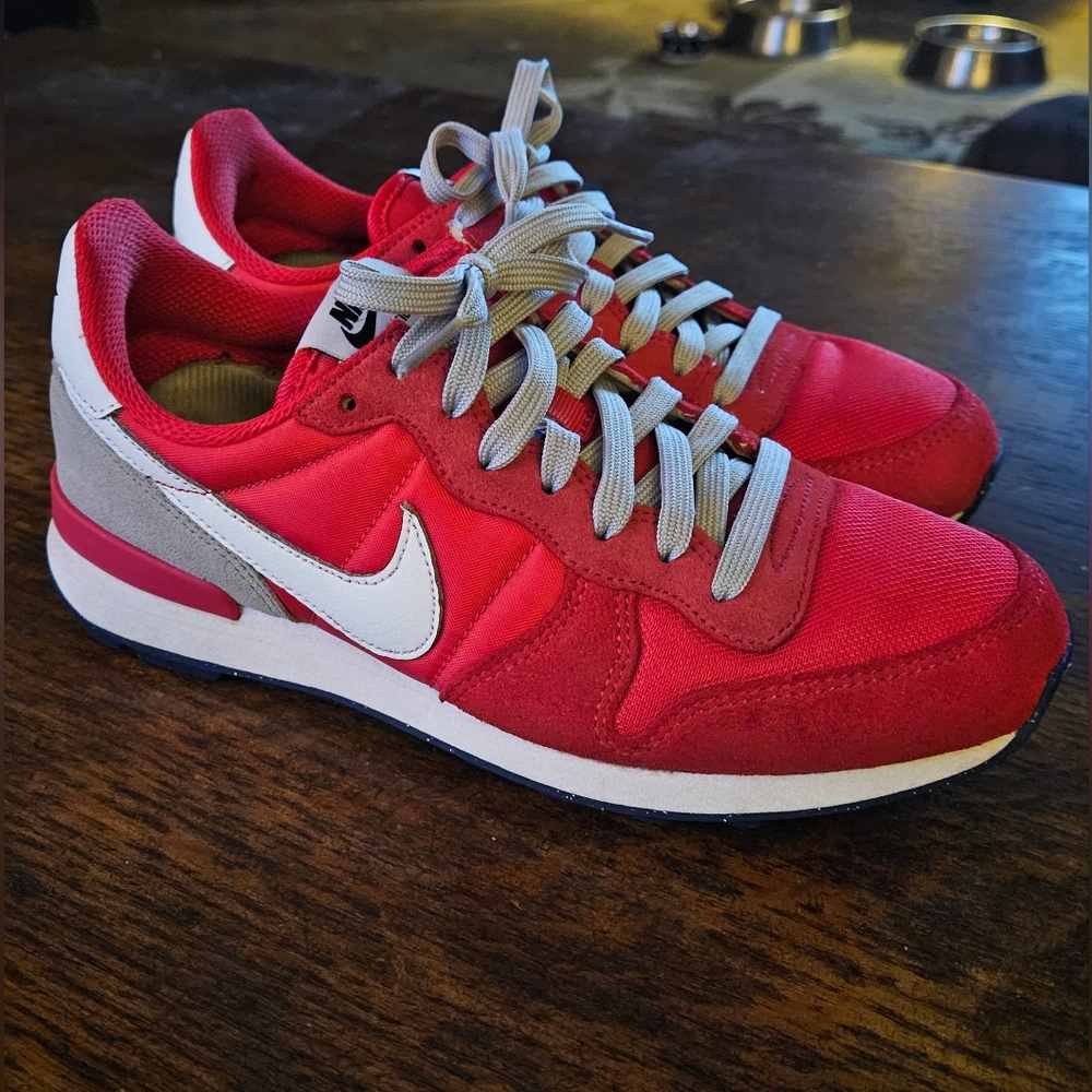 Women's Nike tennis shoes